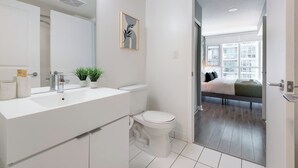 Douche, sèche-cheveux, shampoing