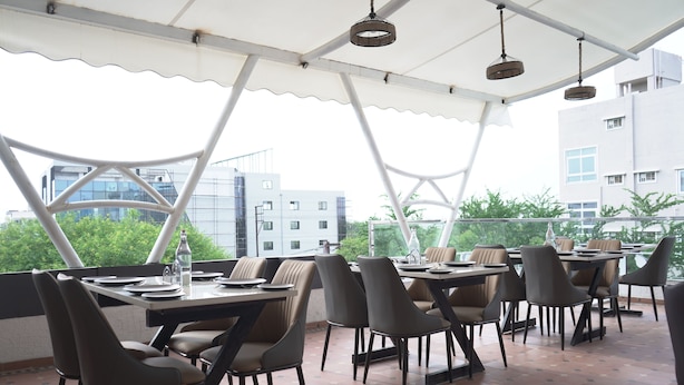 Outdoor dining - Hotel Vista View (Indore)