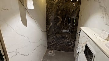 Deluxe Double Room, City View | Bathroom | Towels, soap, shampoo, toilet paper