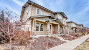 Exterior - Spacious, modern, 3 levels of living space in Centeral Park Denver (Denver)