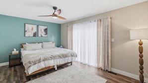 Room - Cozy Tiny Cottage Retreat | Near Georgian Bay (Tiny)