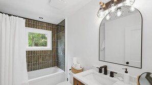 Bathroom - Cozy Tiny Cottage Retreat | Near Georgian Bay (Tiny)