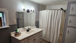 Bathroom - Spacious 5-bedroom farmhouse in serene Wabash County near Mississinewa reservoir (Wabash)