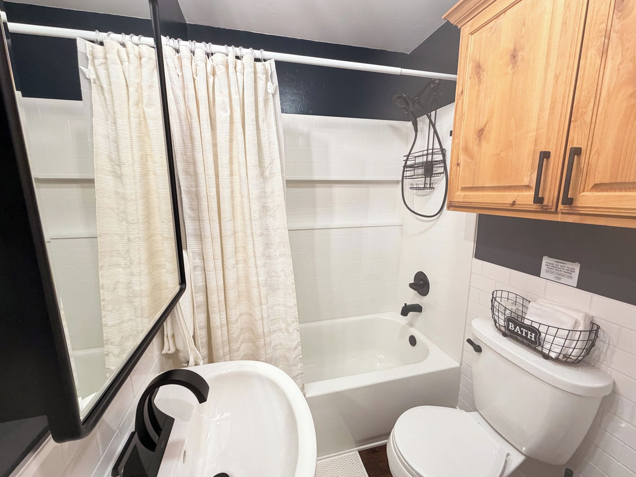 Een badkamer met een bad, toilet en wastafel.
