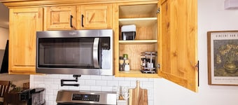 Remodeled 2BR Home • Sleeps 6 • Family + Work Ready • Full Kitchen