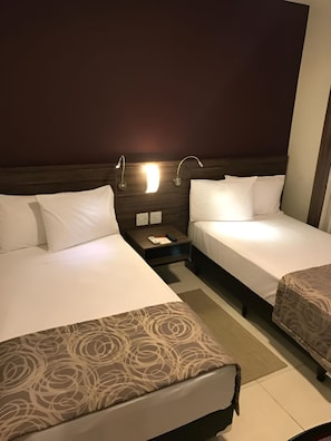 Room - Room Near Vila Rosali Train Station – 0.9 mi - For Business & Leisure Travelers (São João de Meriti)