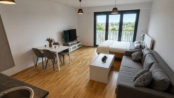Tabla de planchar con plancha, wifi, ropa de cama