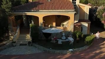 Una casa con patio, mobiliario exterior y vistas a las montañas.
