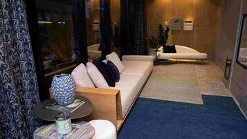 Ein modernes Wohnzimmer mit Sofa, Couchtisch und Teppich.