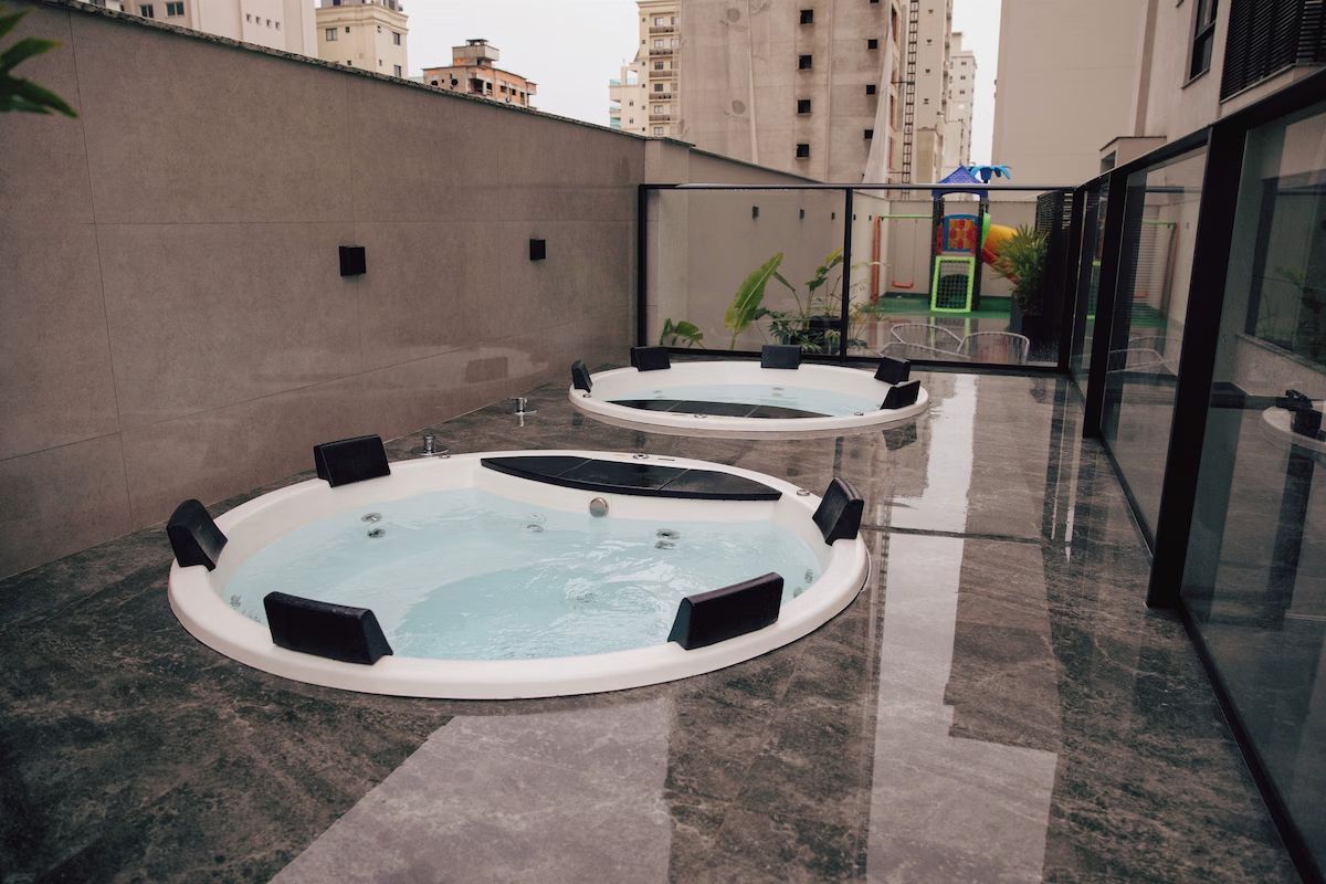 Dos jacuzzis en una terraza en la azotea con vistas a la ciudad.
