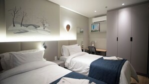 A hotel room with two beds, a desk, and a wardrobe. - Modern Room Perfect for Relaxation by the Sea - Near Navegantes Airport (Santa Catarina)