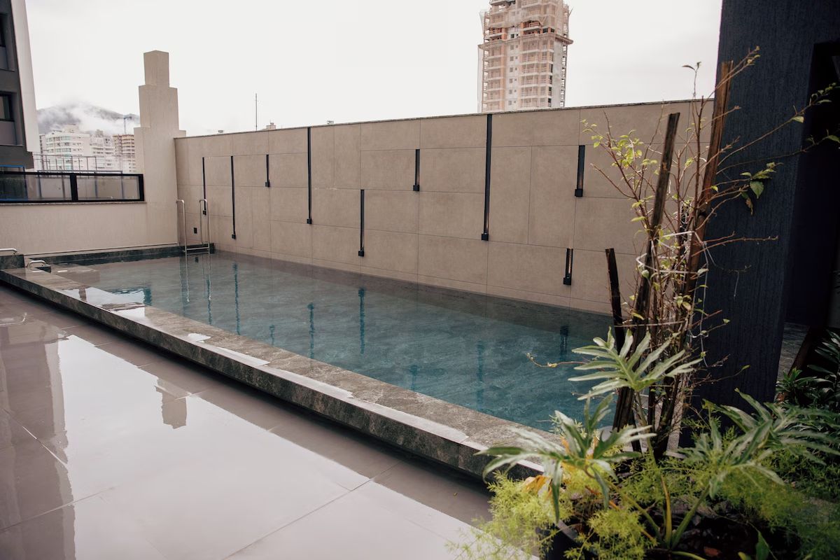 Une piscine sur le toit offrant une vue dégagée sur le paysage urbain.