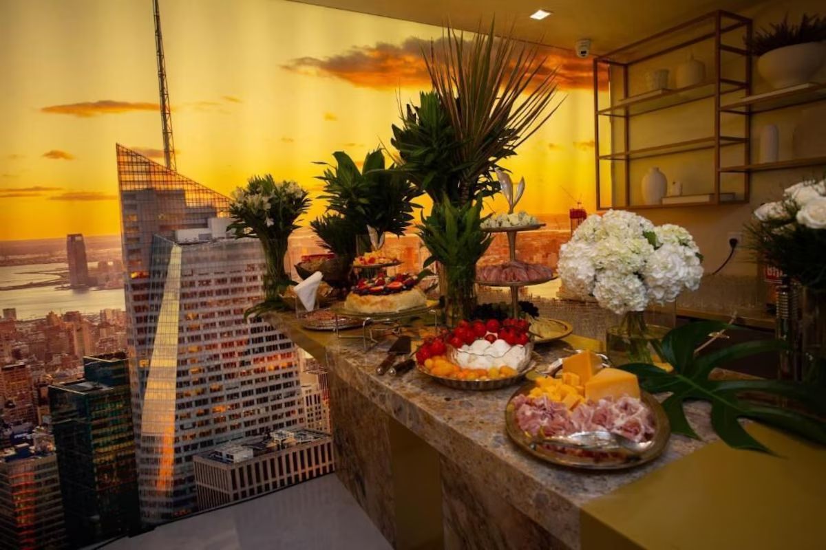 Ein Buffet mit verschiedenen Speisen und Blick auf die Stadtlandschaft im Hintergrund.