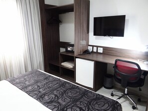 Settle in and get productive with desk, TV, and storage. - 2 Units, Modern Stay with Outdoor Pool & Sauna, Near Museu Ciência e Vida (São João de Meriti)