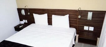 4 Units | Vibrant Stay | Pool, Breakfast & Sauna | Near Museu Ciência e Vida