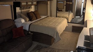 Unclassified image, 4 of 22, button - Keystone Camp & Comfort - Mobile getaway - Beaches, Mardi Gras & More! (Mobile)