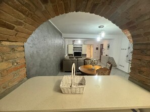 Un comedor con una mesa, sillas y una cesta.