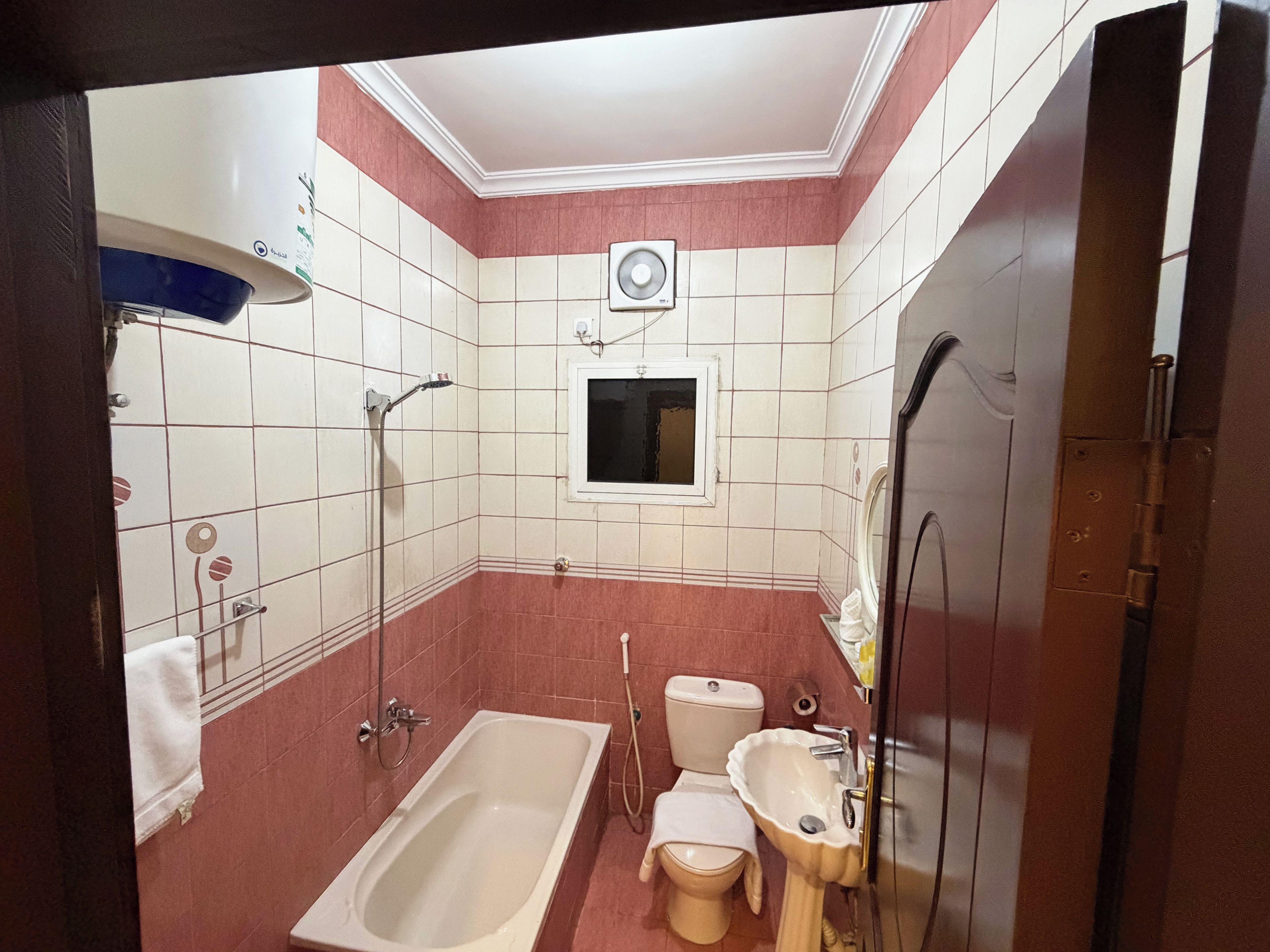 Family Apartment, Multiple Beds, Kitchen | Bathroom | Towels, soap, shampoo, toilet paper