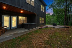 A modern two-story house with a hot tub, a patio, and a deck. - 8BR*Sleeps 22*Pool*Game Room*Hot Tub*Mins to PF (Pigeon Forge)