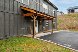 Un bâtiment doté d’un porche couvert et d’une allée pavée.