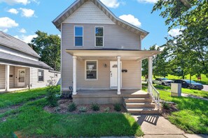 Exterior - Luxury Renovated 2BR - 5 Minutes to Medical Mile (Grand Rapids)