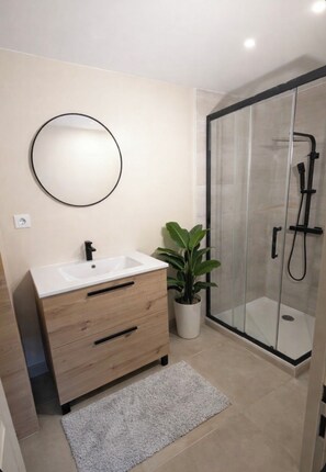 Bathroom - Vrbo Property (Angoulême)