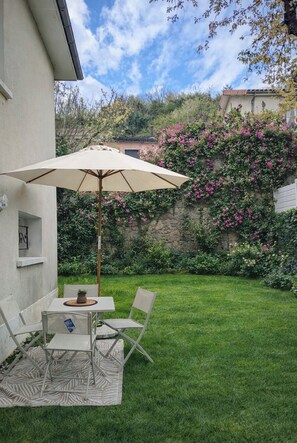 Outdoor dining - Vrbo Property (Angoulême)