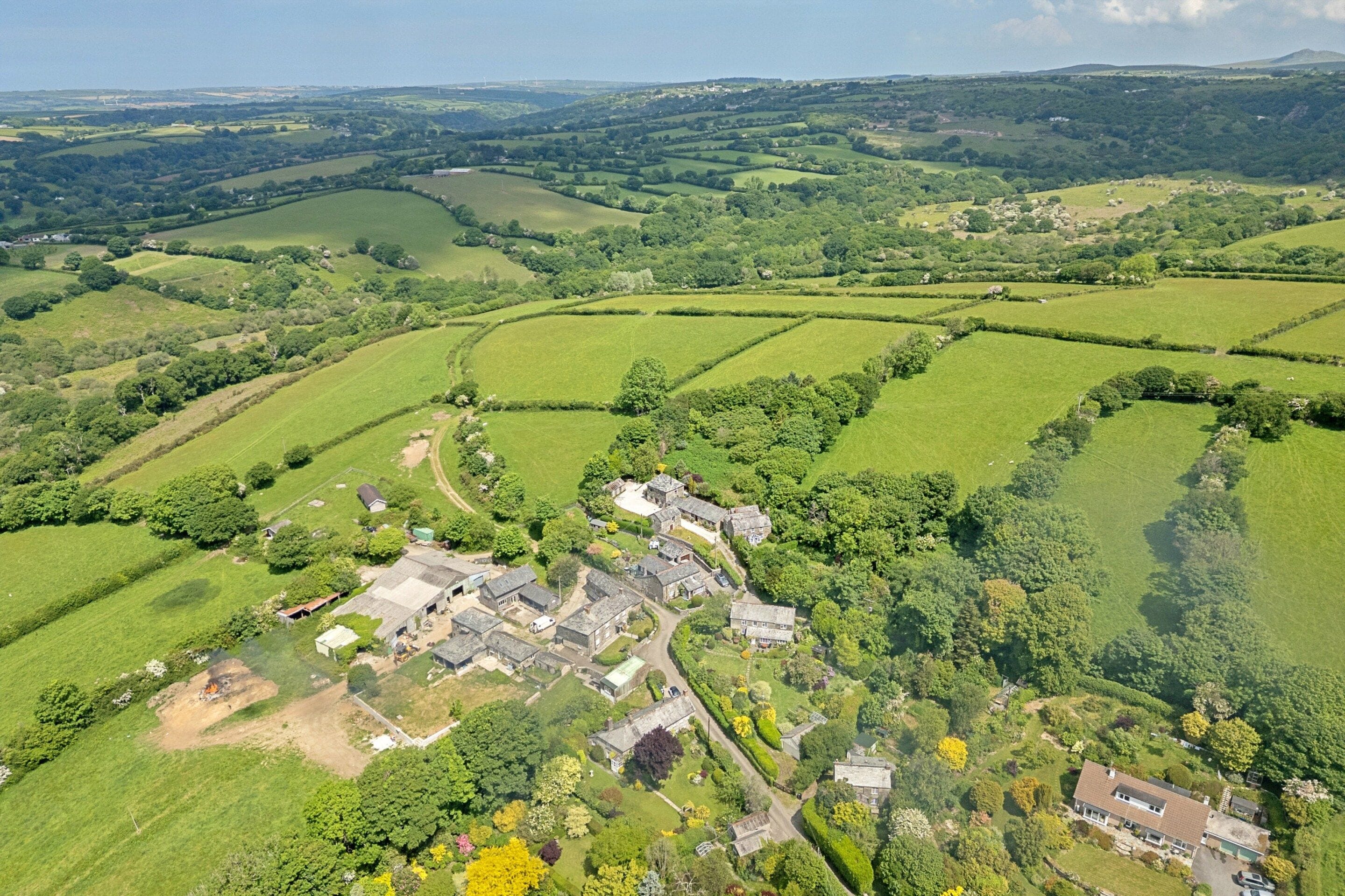 Un paysage rural caractérisé par des collines douces et un petit village.