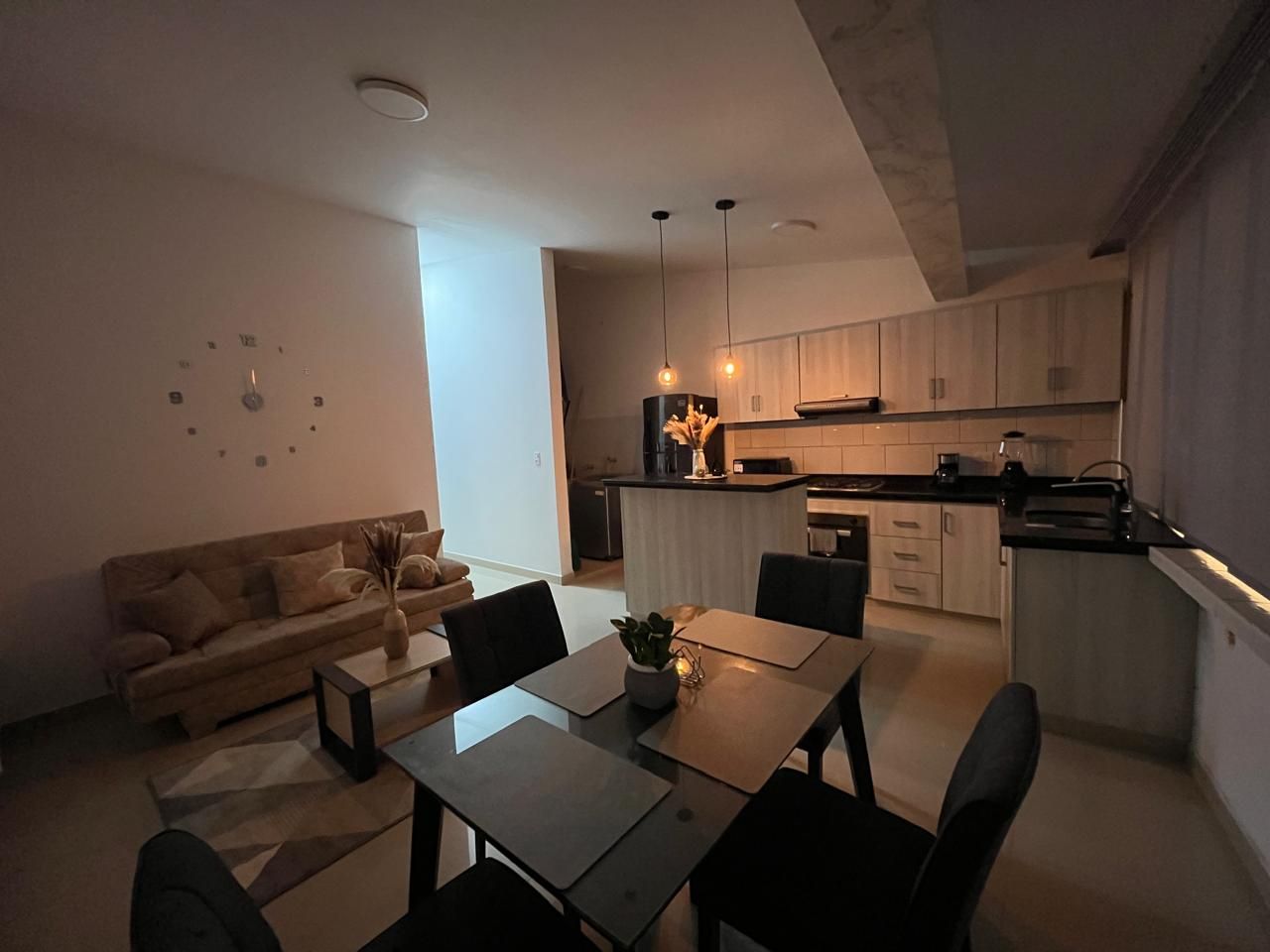 Una cocina moderna con comedor, un sofá y una mesa de centro.