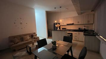 Una cocina moderna con comedor, un sofá y una mesa de centro.