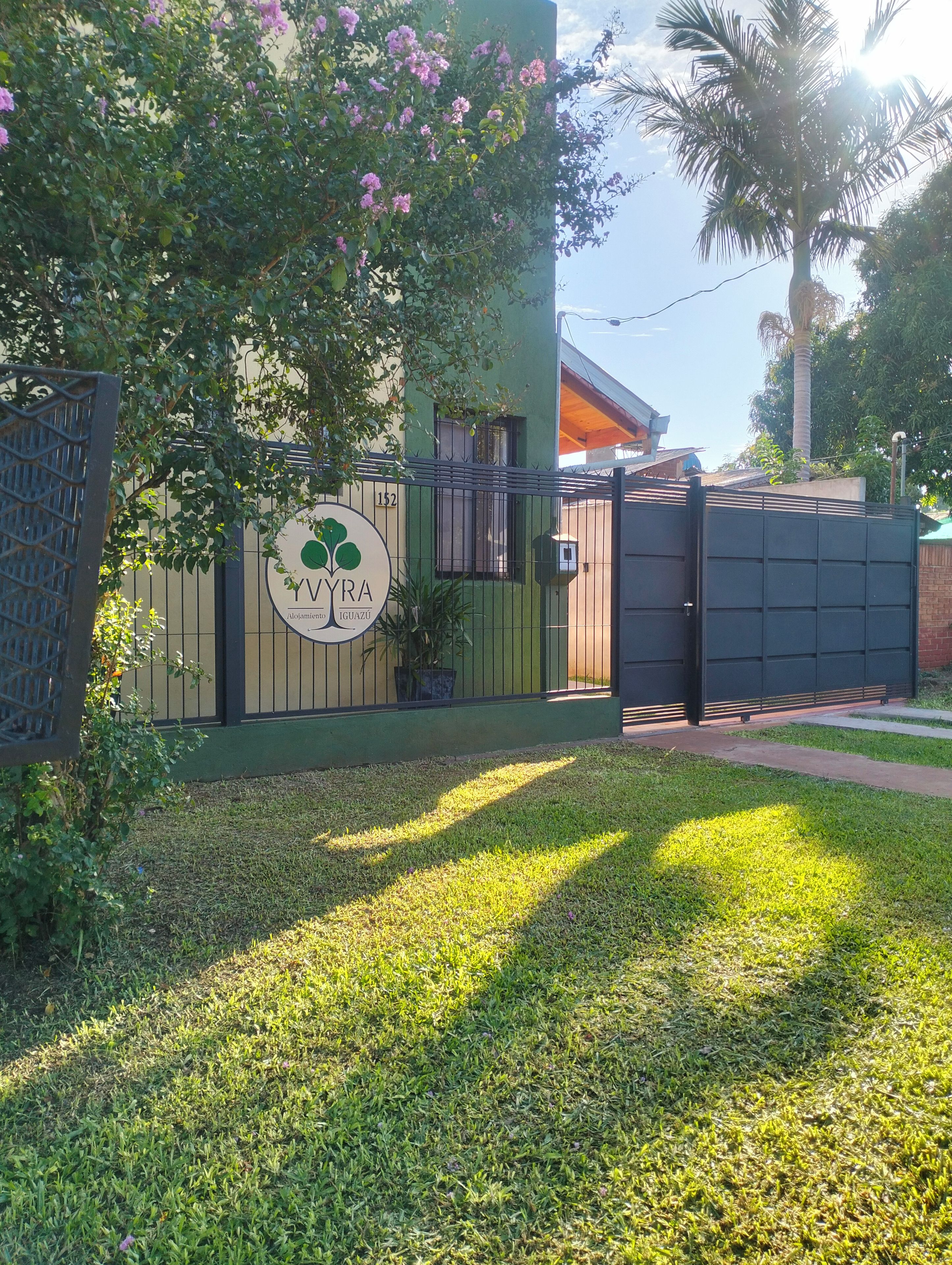 A gated property with a sign that reads 'WYRA Alijamiento Iguazú.'