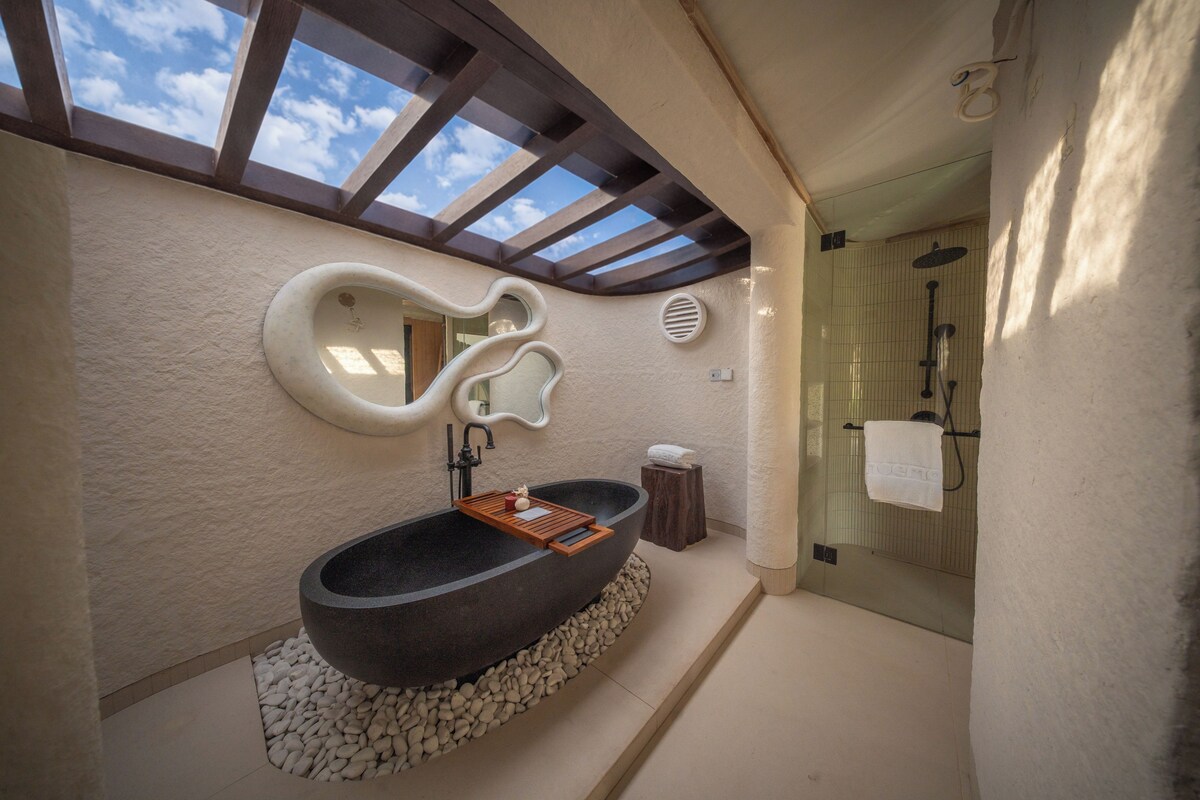 Premier-Zweibettzimmer | Badezimmer | Hausschuhe