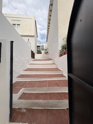 A narrow stairway leading to a door, flanked by white walls and a tiled floor. - Benalbali Beach House, Benalmádena Costa, 200 m from the beach (Benalmádena)