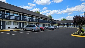 Een motel met diverse parkeerplaatsen en een heldere lucht.
