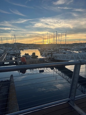 A marina with boats docked, a bridge, and a calm water body reflecting the sky. - 2 Bedroom Villa, Sleeps 5, Wifi, Parking, Beach (Dawlish)