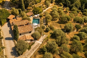 A residential area with multiple buildings, a swimming pool, and surrounding vegetation. - L'Olivette de Callian - Provence Home with Panoramic View (Callian)
