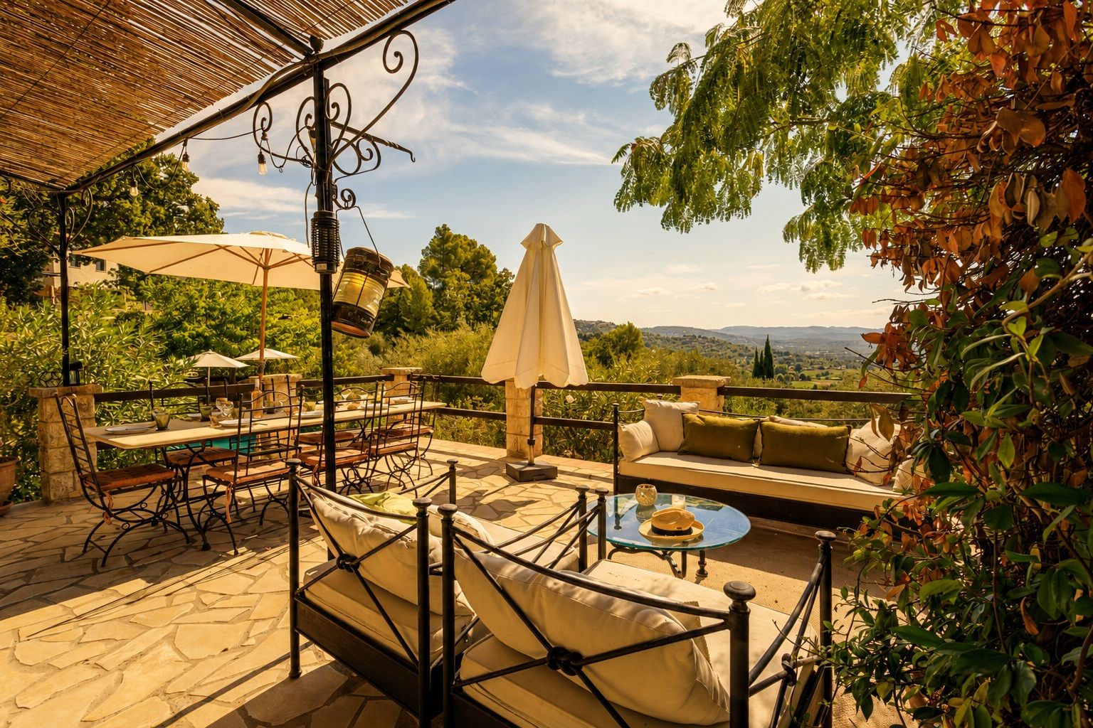 Eine Außenpatio mit Pool, Sitzbereich und Blick auf die Landschaft.