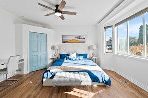 Room - Luxury Lakefront Escape on Okanagan Lake (Kelowna)