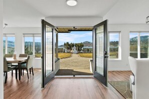 Dining - Luxury Lakefront Escape on Okanagan Lake (Kelowna)