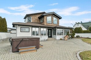 Exterior - Luxury Lakefront Escape on Okanagan Lake (Kelowna)