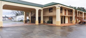Days Inn & Suites by Wyndham Brewton