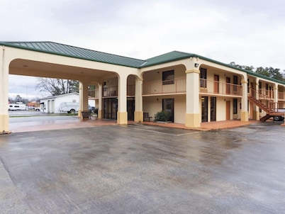 Days Inn & Suites by Wyndham Brewton