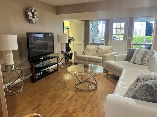 Pet Friendly Lakeview Suite with Private Hot Tub