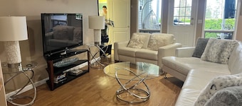Pet Friendly Lakeview Suite with Private Hot Tub