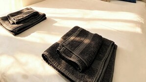 Tabla de planchar con plancha, wifi gratis, ropa de cama