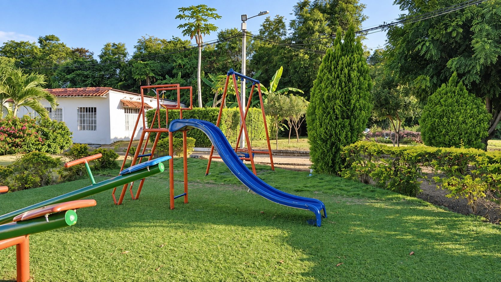 Un parque infantil con tobogán y columpios.