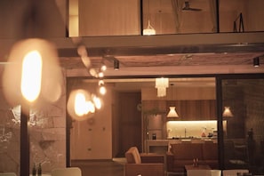 A modern interior with a dining area, a kitchen, and a living space. - Villa Nómada | Private Pool and the Perfect Getaway in Atlixco (Atlixco)