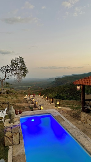 A swimming pool with a view of a hilly landscape. - Vila calm - bangalos  (Várzea do Giló)