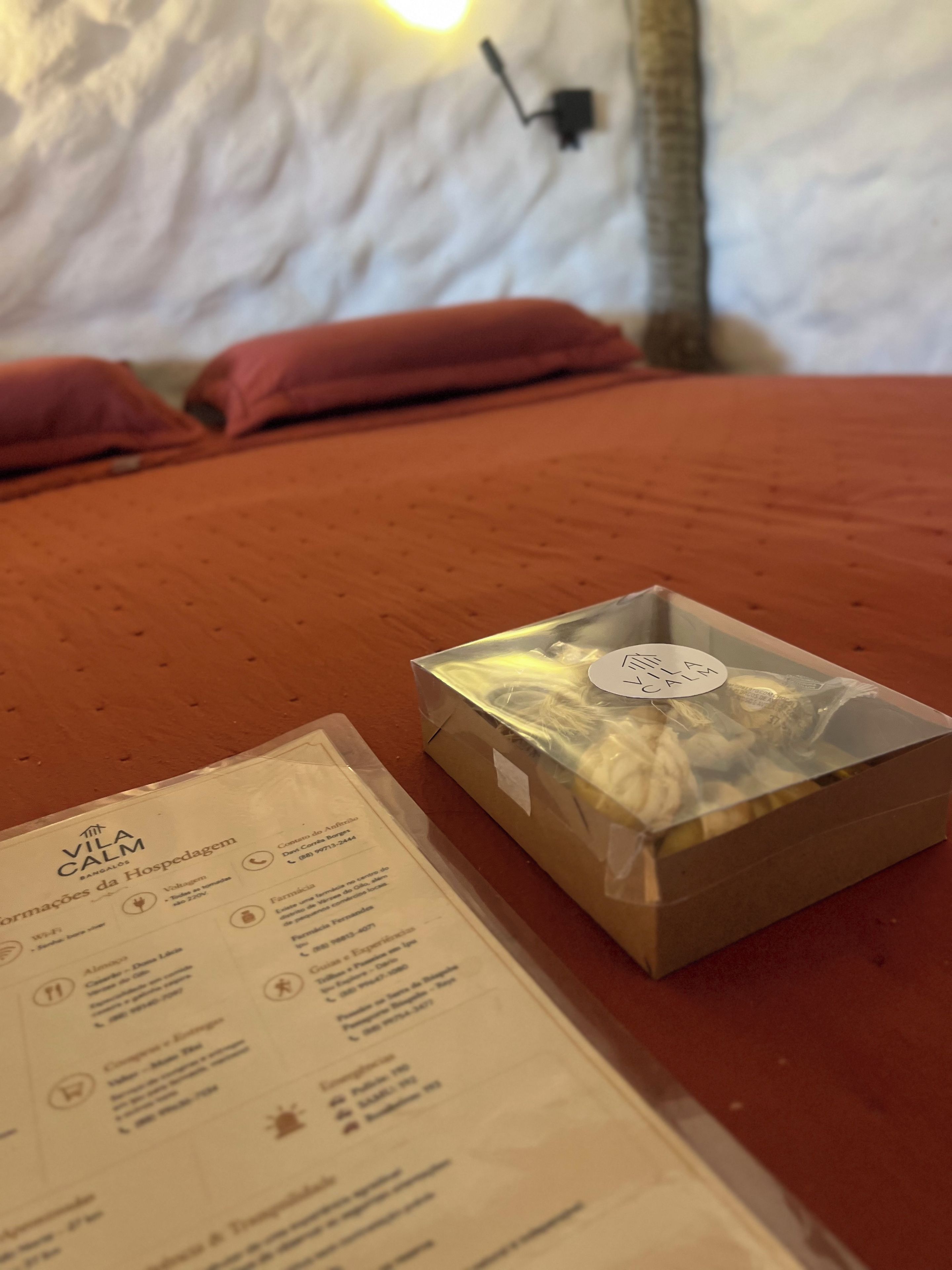 Uma mesa de madeira com um cardápio e uma caixa de objetos sobre ela.
