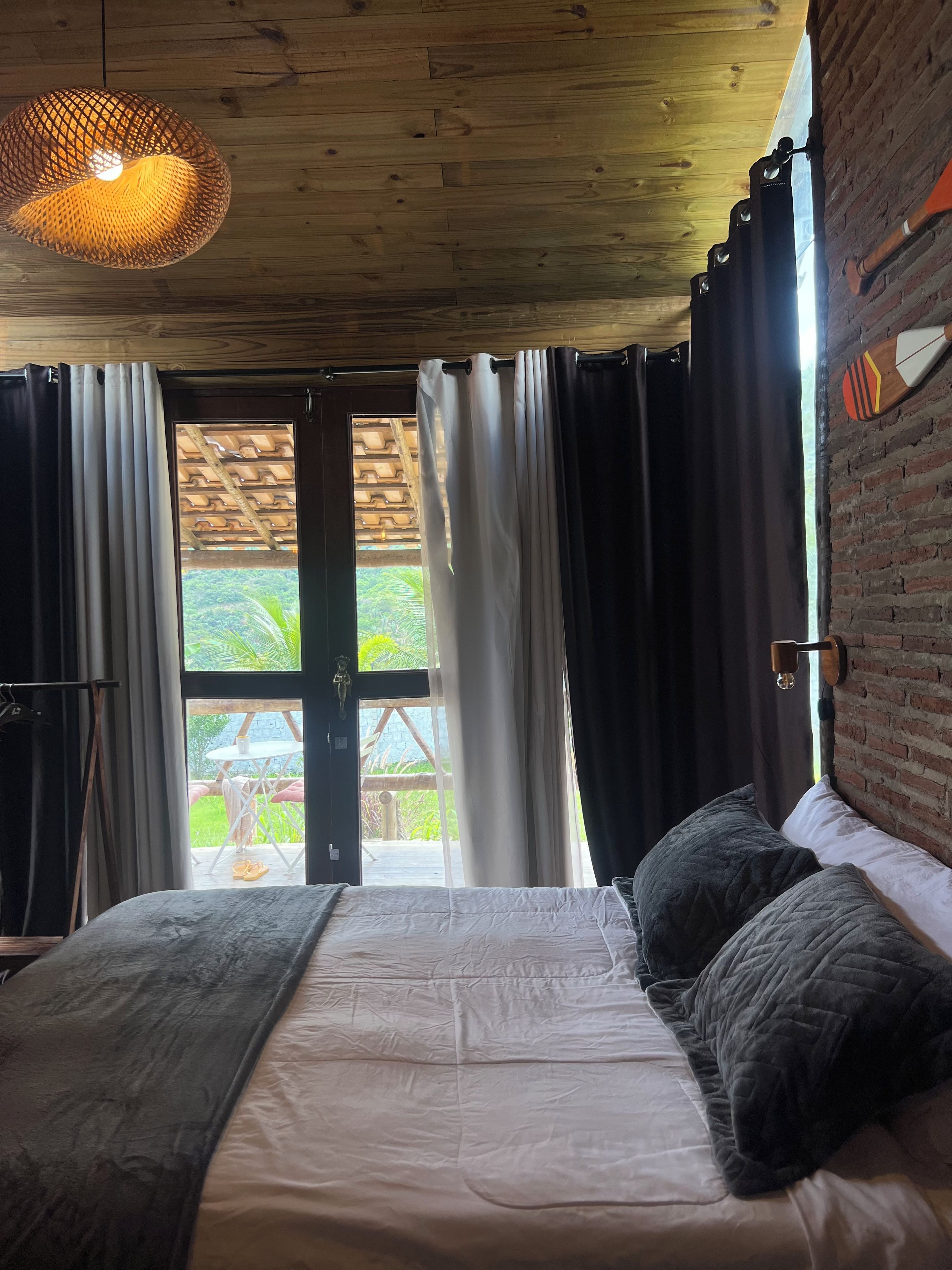 Espacio para trabajar con laptop y wifi gratis 